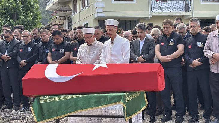 Rize'de AFAD personeline hüzünlü veda! Eşi tabutuna son kez sarıldı, babası namazını kıldırdı