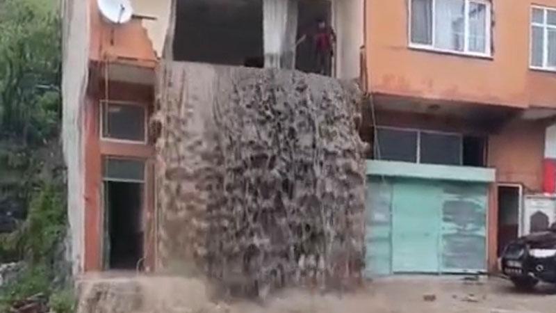 Sel suları evin içinden geçip balkondan caddeye aktı