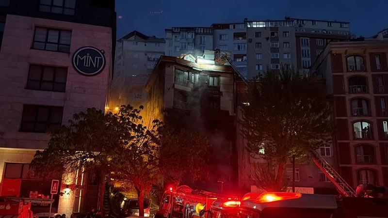 Şişli'de motosiklette çıkan yangın, iş yerini ve binanın dış cephesini sardı