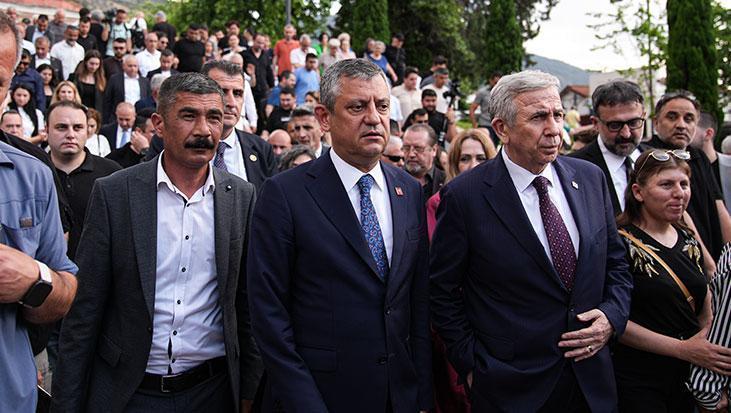 Siyaseti sarsan acı kayıp birinci yılında anıldı! Özgür Özel ve Mansur Yavaş, Ferdi Zeyrek'in mevlit programına katıldı