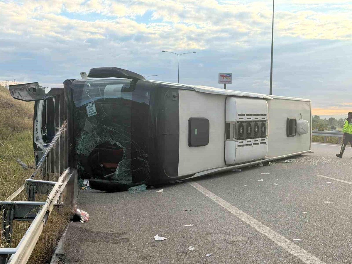 Susurluk'ta yolcu otobüsü devrildi: 25 yaralı