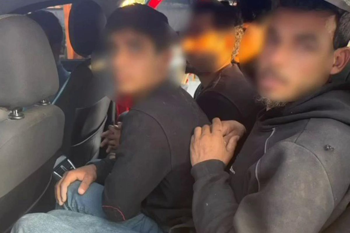 Taksiyle göçmen kaçıran insan tacirleri polisten kaçamadılar