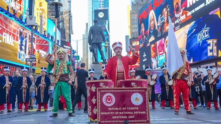 Tarihi görüntüler! New York'un göbeğinde Mehteran rüzgarı esti