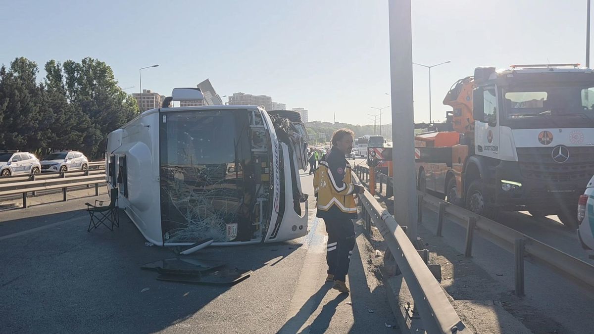 TEM Otoyolu'nda midibüs devrildi: 12 yaralı