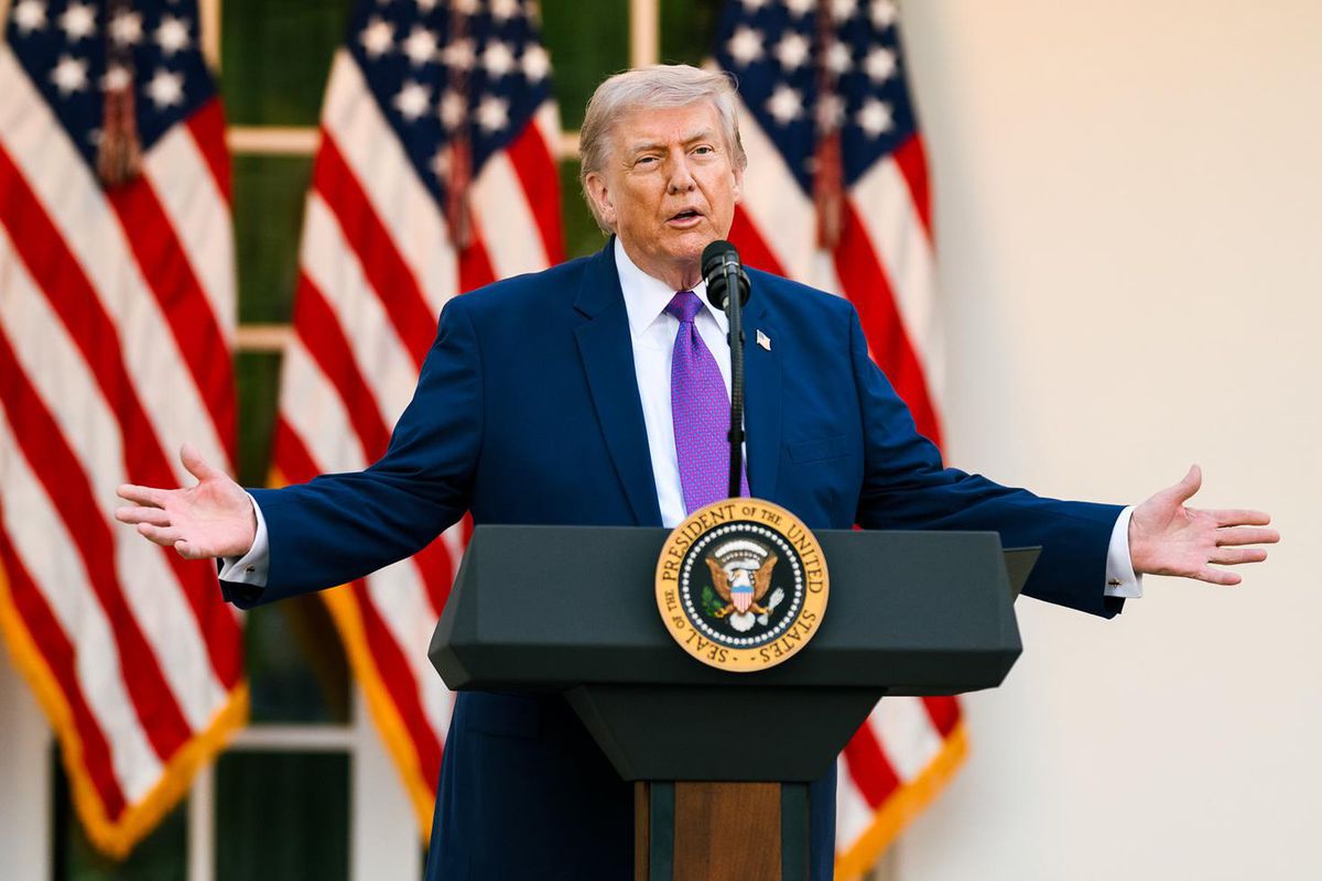 Trump kafa karıştıran sosyal medya paylaşımlarına yine başladı
