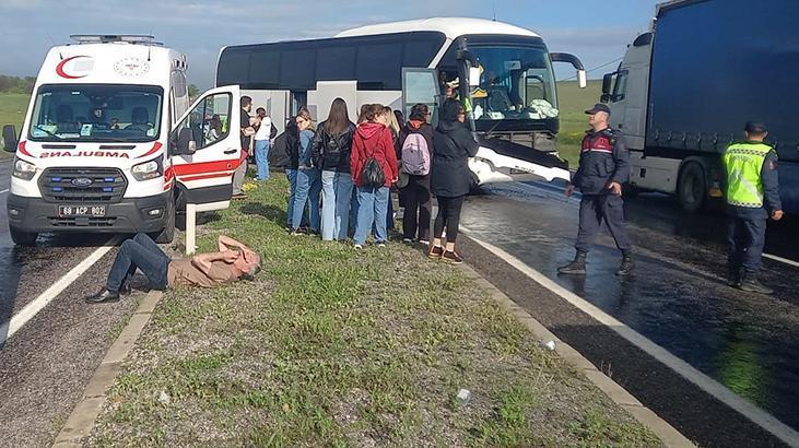 Tur otobüsü kayganlaşan yolda karşı şeride geçti: 16 yaralı