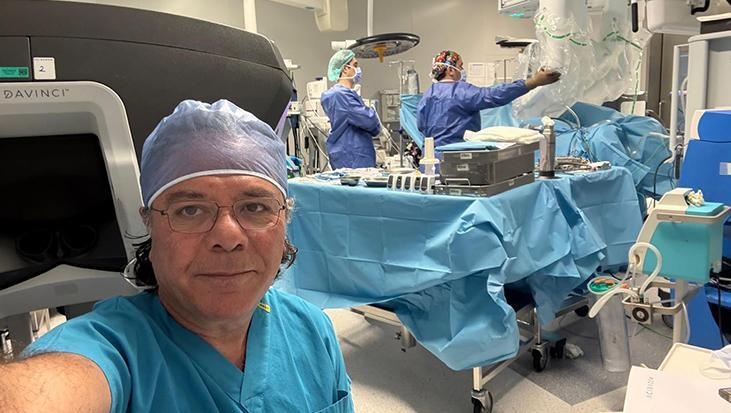 Türk profesöre tarihi davet! Dünyanın gözü önünde canlı ameliyat yapacak