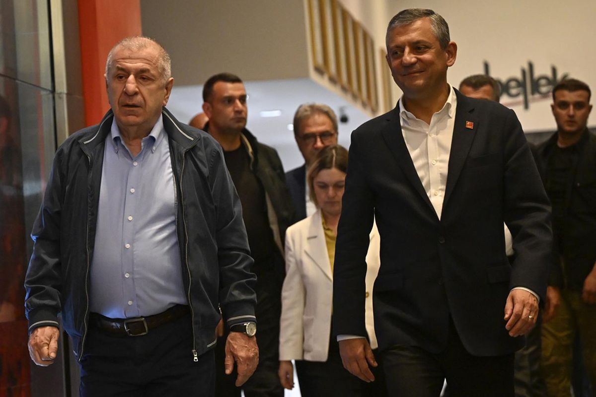 Ümit Özdağ'dan gece yarısı CHP Genel Merkezi'ne destek ziyareti: Demokrasi krizi zirveye çıktı