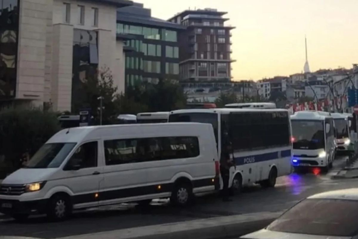 Üsküdar’da kritik seçim öncesi hareketli saatler! Belediye çevresinde geniş güvenlik önlemi