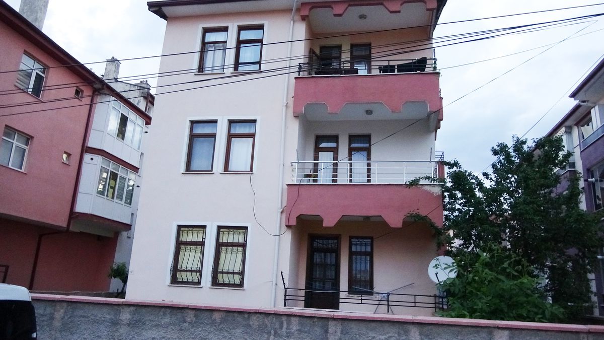 Uzaklaştırma kararı olan koca, çocuklarının gözü önünde eşini boynundan bıçakladı