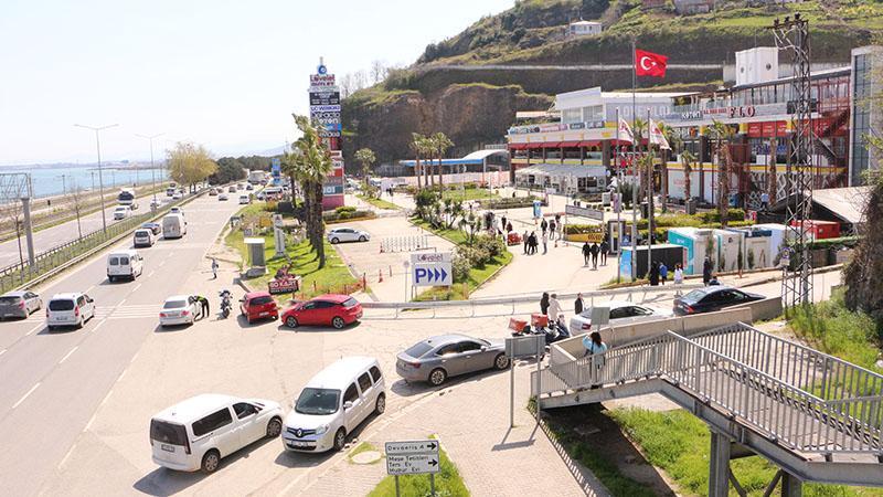 3 kişinin öldüğü heyelanın ardından bölgedeki AVM'nin araç giriş-çıkışları kapatıldı