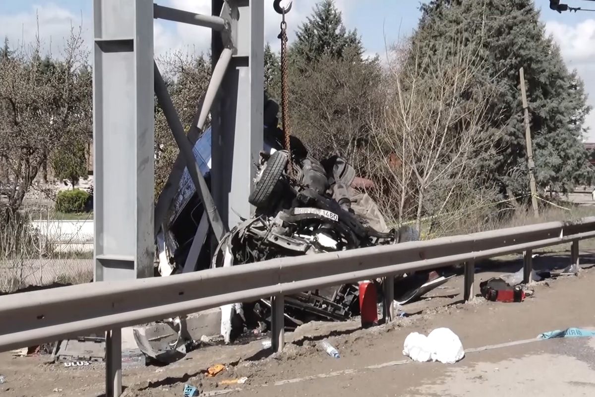 Ankara'da katliam gibi kaza! Otobüs üst geçide çarptı