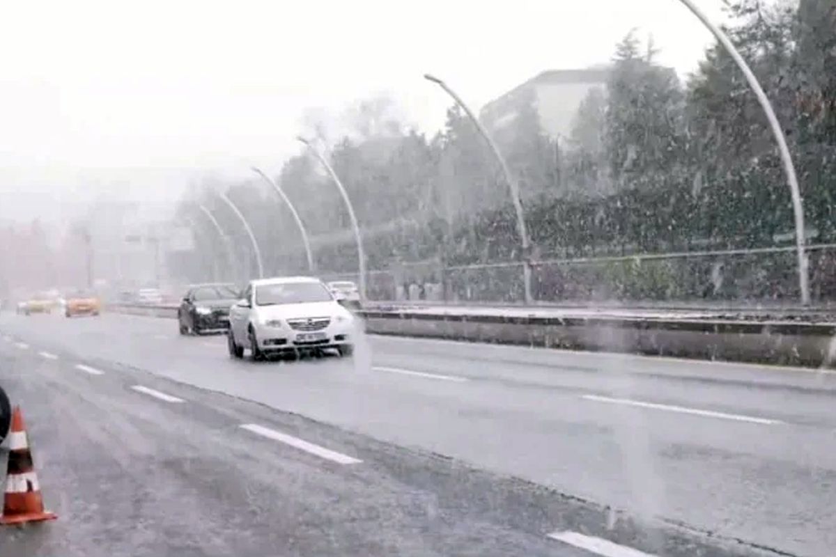 Ankara'ya lapa lapa kar yağdı