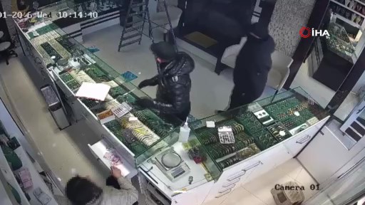 Başakşehir’de kuyumcuda soygun girişimi kamerada: İşletme sahibinin çığlıklarıyla kaçtılar