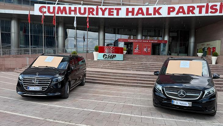 CHP Genel Merkezi önünde Özgür Özel’in makam araçları satışa çıkarıldı! Plaka ve üzerlerini yazı dikkat çekti