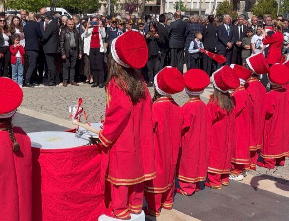 CHP'lilerin çocuklara sırtını dönmesine Özel'den ilk yorum