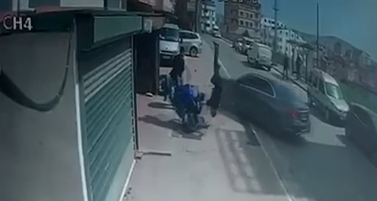Çocuğunu tehdit ettiğini iddia ettiği motosikletliye otomobiliyle böyle çarptı