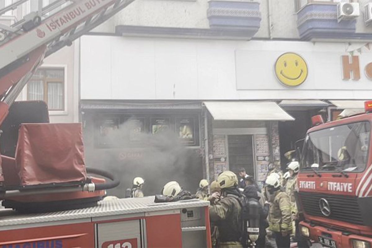 Fatih'te market deposunda yangın: 11 kişi kurtarıldı