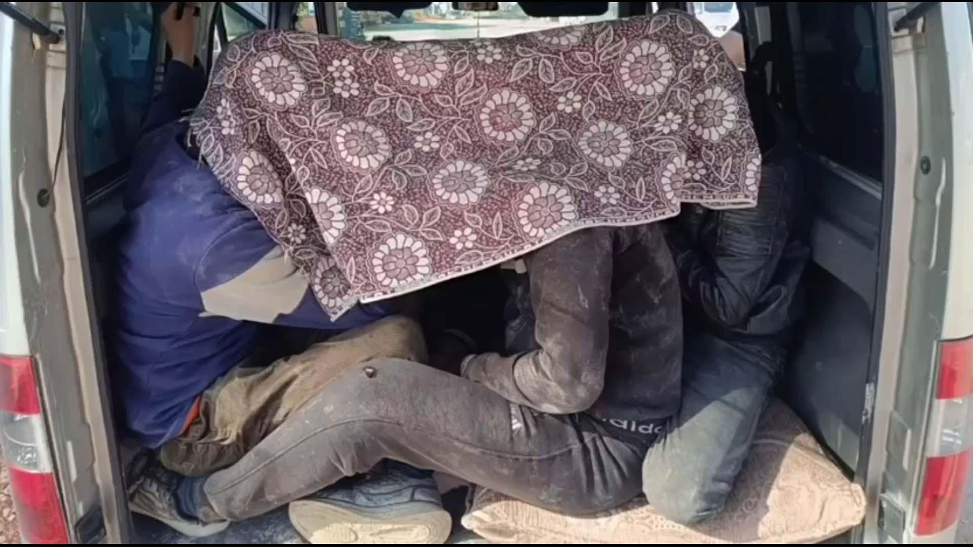 Hatay’da operasyon! Örtü altında taşınan kaçak göçmenler yakalandı
