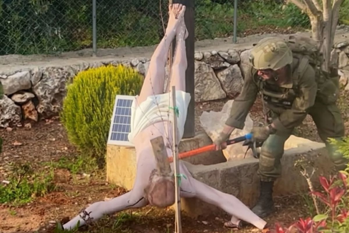 İsrail Askeri İsa Heykelini Parçaladı