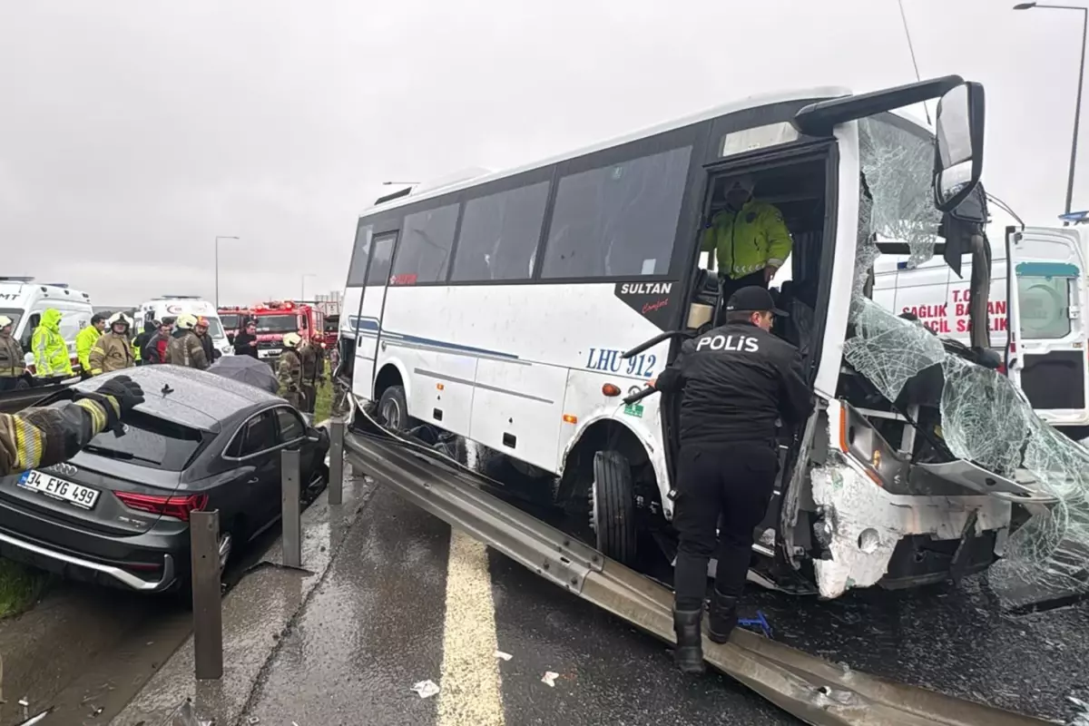 İstanbul'da polis servisinin de karıştığı zincirleme kaza: 1 polis şehit oldu, 16 kişi yaralandı