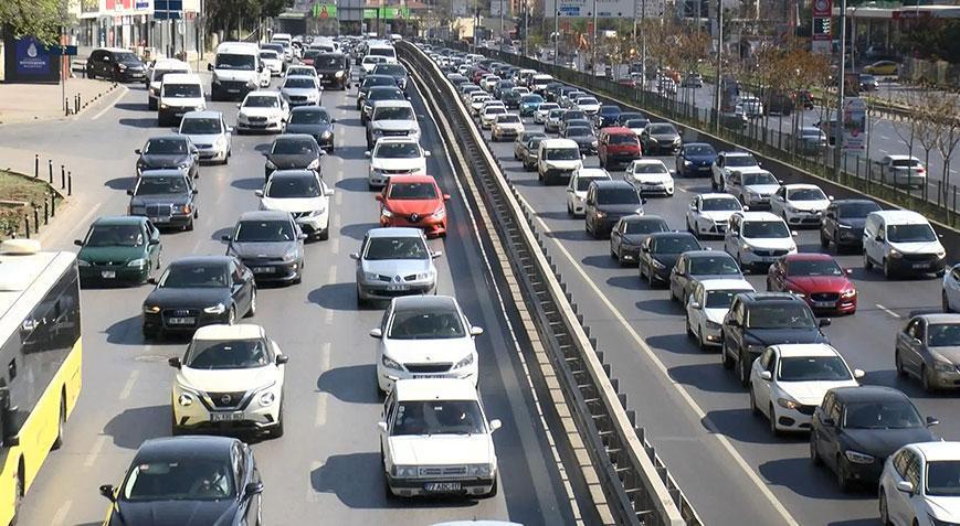 İstanbul yine haftaya trafikle başladı: Yoğunluk yüzde 72'ye ulaştı