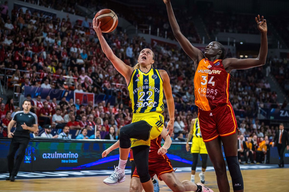Kadınlar EuroLeague finalinde Galatasaray'ı 68-55 yenen Fenerbahçe, 3. kez Avrupa şampiyonu oldu.