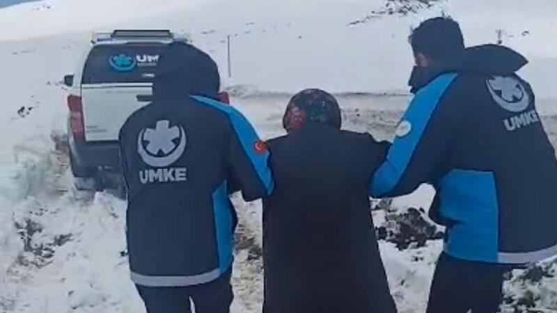 Kardan yolu kapanan köyde rahatsızlanan kadın için ekipler seferber oldu