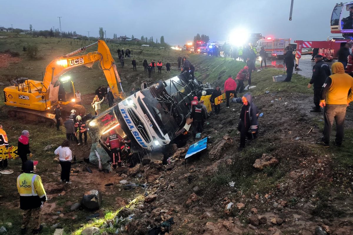 Malatya'da yolcu otobüsü şarampole devrildi: 4 ölü, 15 yaralı