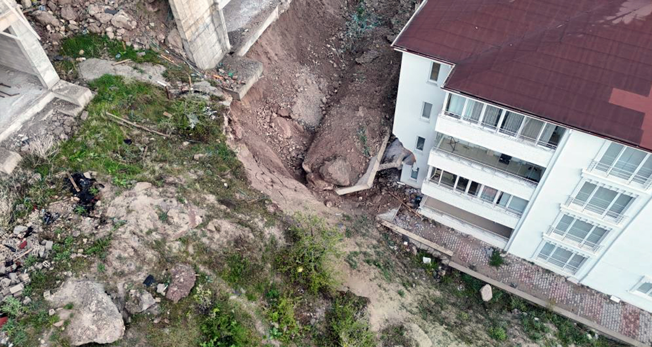 Nevşehir’de çöken istinat duvarı evlerin içine girdi: 10 ev tahliye edildi