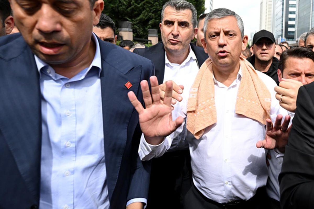Özgür Özel'in CHP Genel Merkez'deki arbedeyle ilgili ilk kez açıkladığı detay: Bellerinde kasaturalarla geldiler
