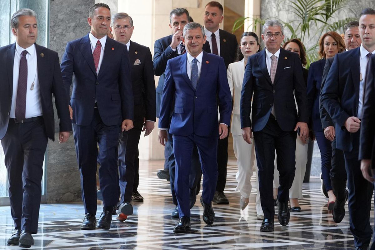 Özgür Özel'in yol haritası netleşti! Yeni parti için tarih belli oldu