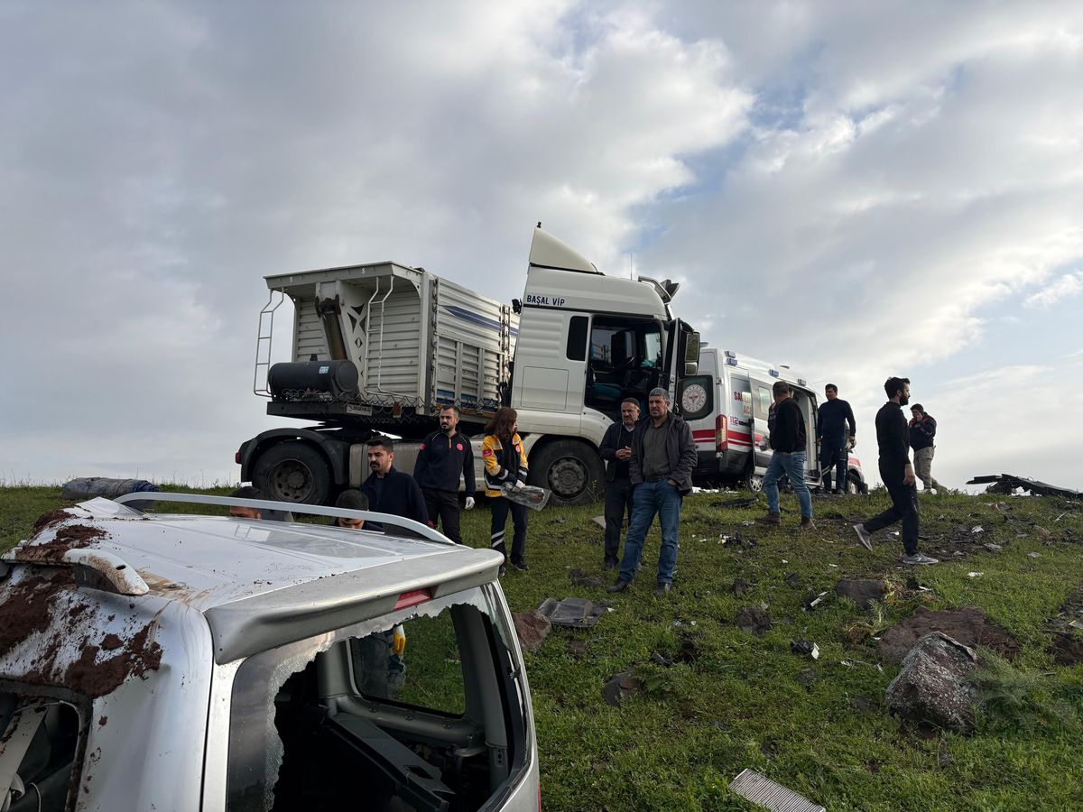 Şanlıurfa'da TIR ile hafif ticari araç çarpıştı: 2 ölü, 1 yaralı
