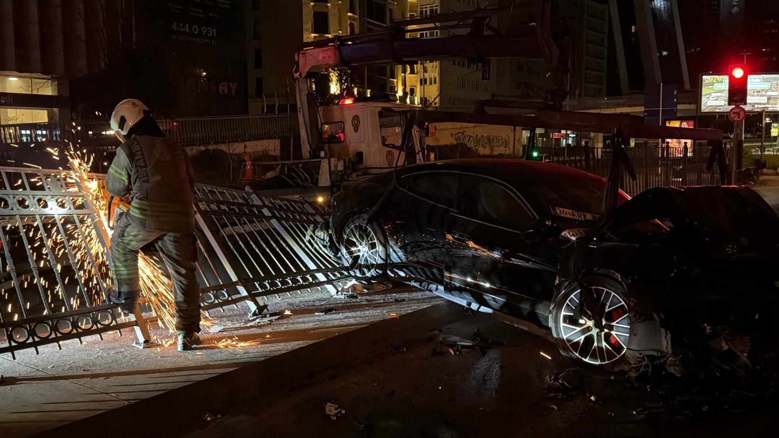 Şişli’de lüks otomobil demir korkuluklara çarptı: 3 yaralı
